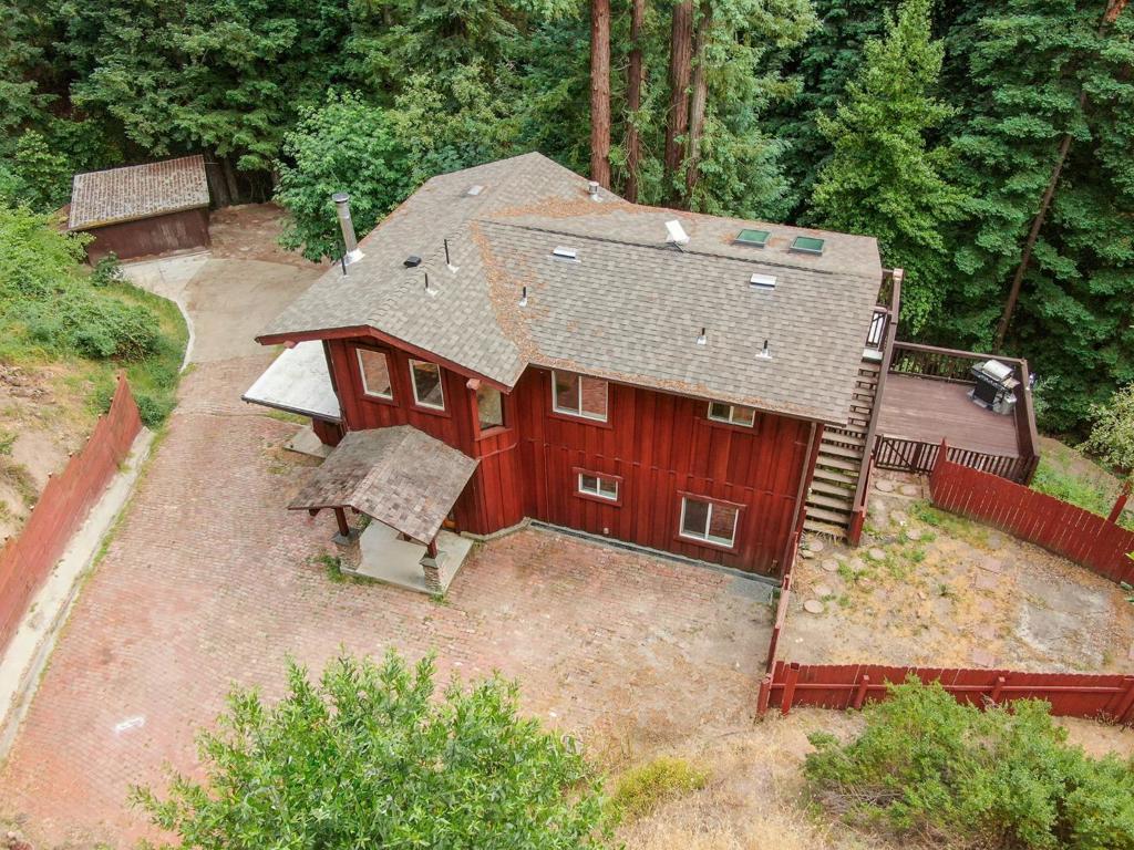 975 Logan Creek Road Property Photo 1
