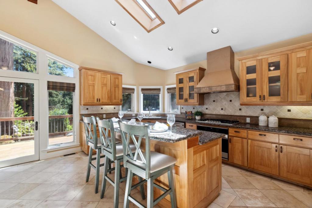 674 Mountain View Drive Property Photo 4