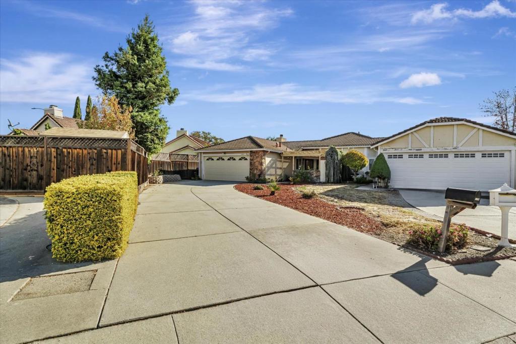 1054 Minoru Drive Property Photo 2