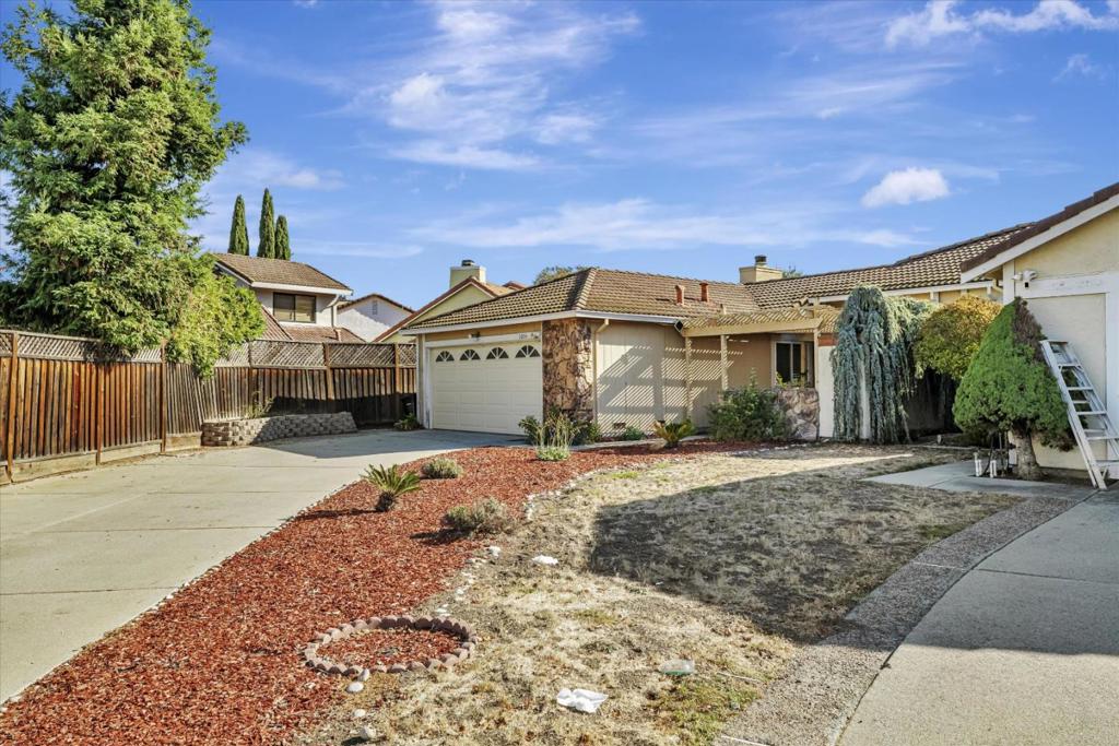 1054 Minoru Drive Property Photo 3