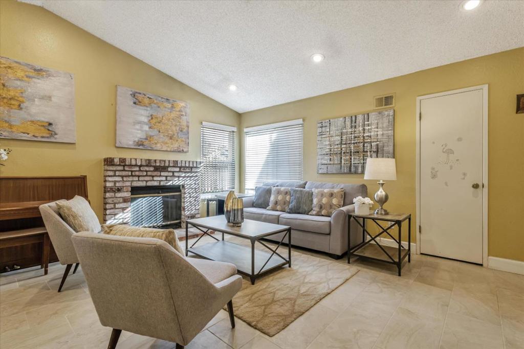 1054 Minoru Drive Property Photo 4