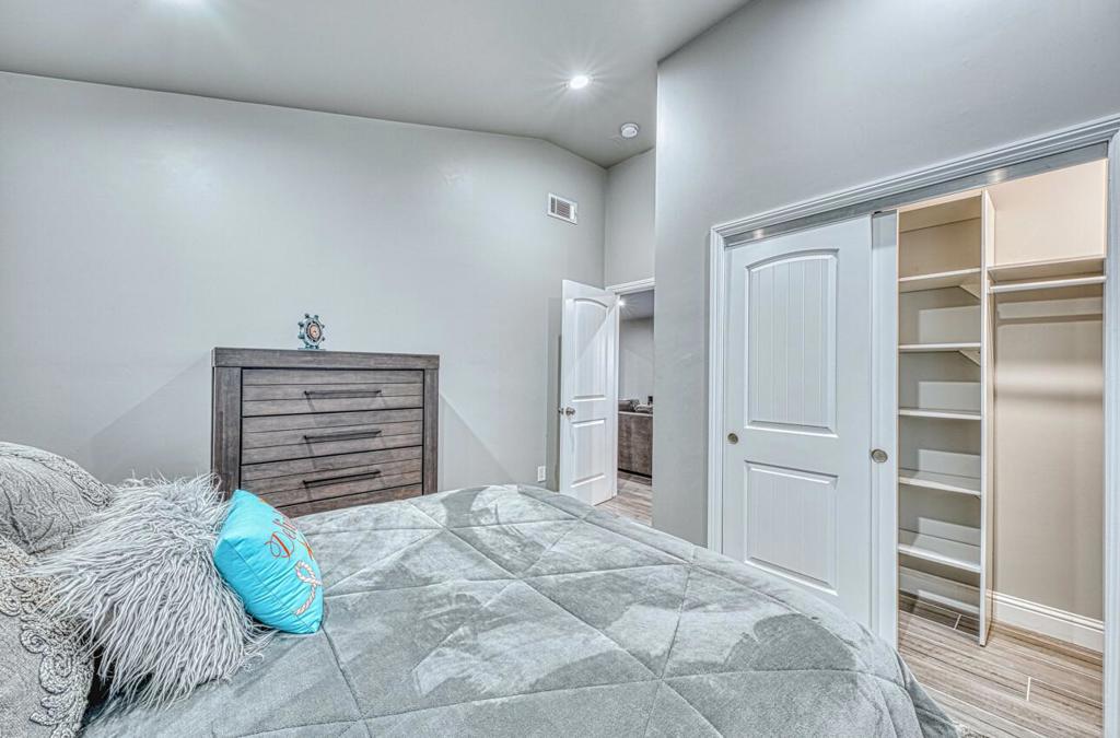 7550 Sandholdt Road Property Photo 17
