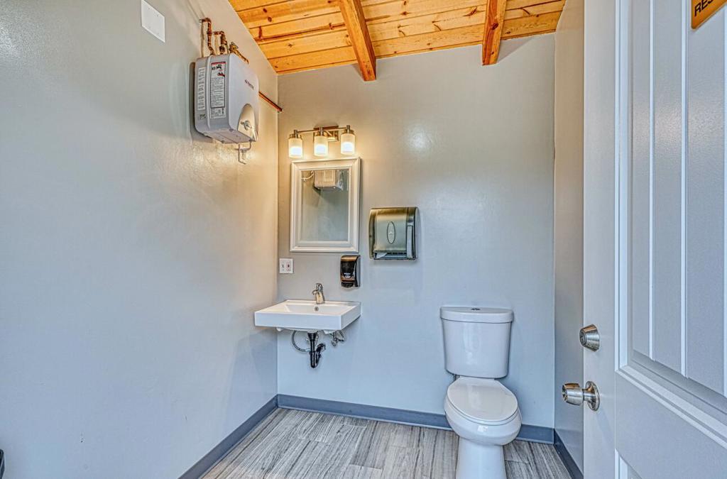 7550 Sandholdt Road Property Photo 60