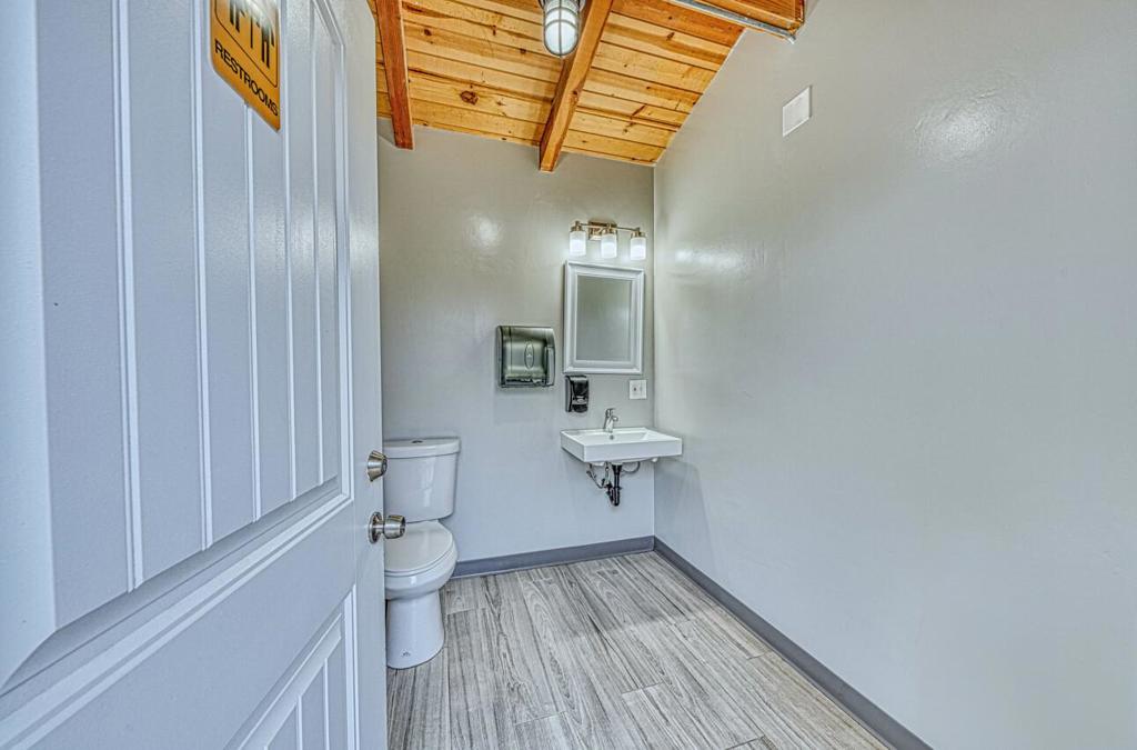 7550 Sandholdt Road Property Photo 61