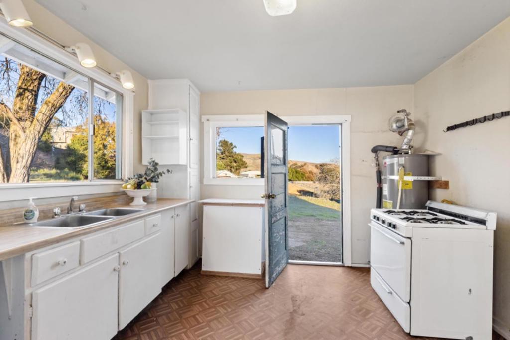 10730 Foothill Road Property Photo 42