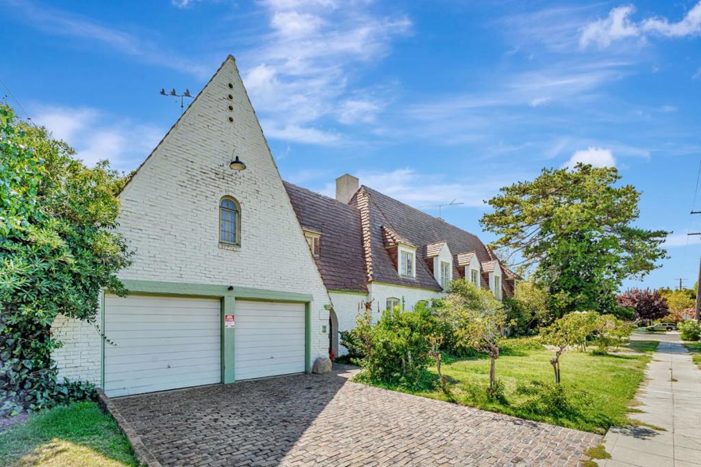 740 W Willow Street Property Photo 1