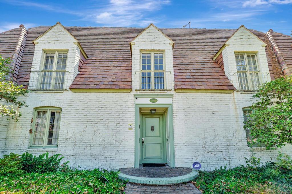 740 W Willow Street Property Photo 3