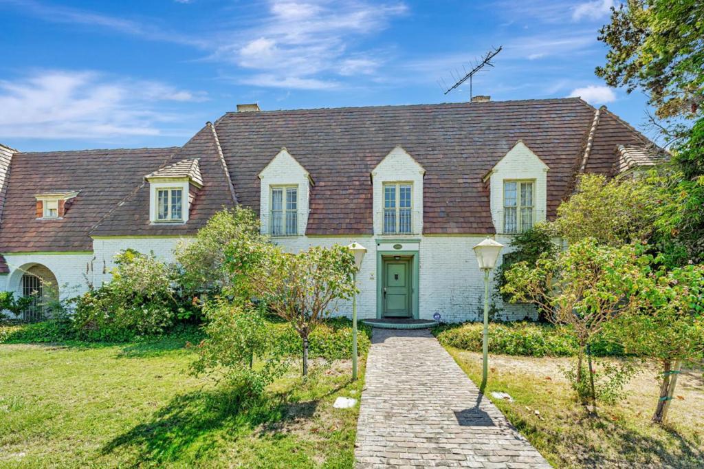 740 W Willow Street Property Photo 4