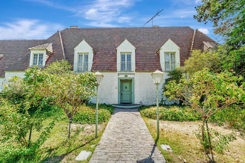 740 W Willow Street Property Photo 6