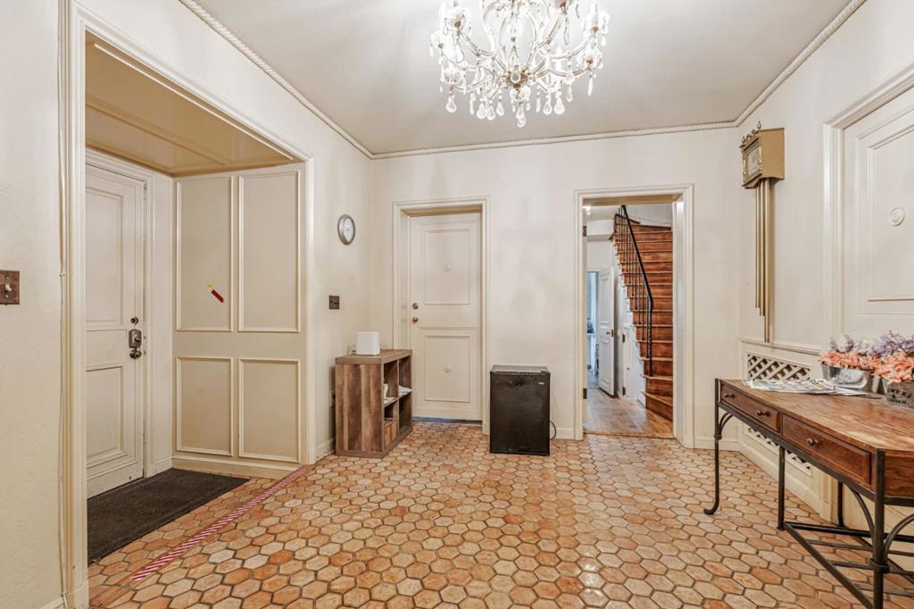 740 W Willow Street Property Photo 8