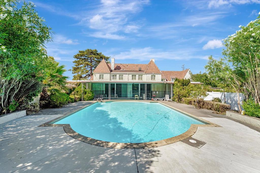 740 W Willow Street Property Photo 56