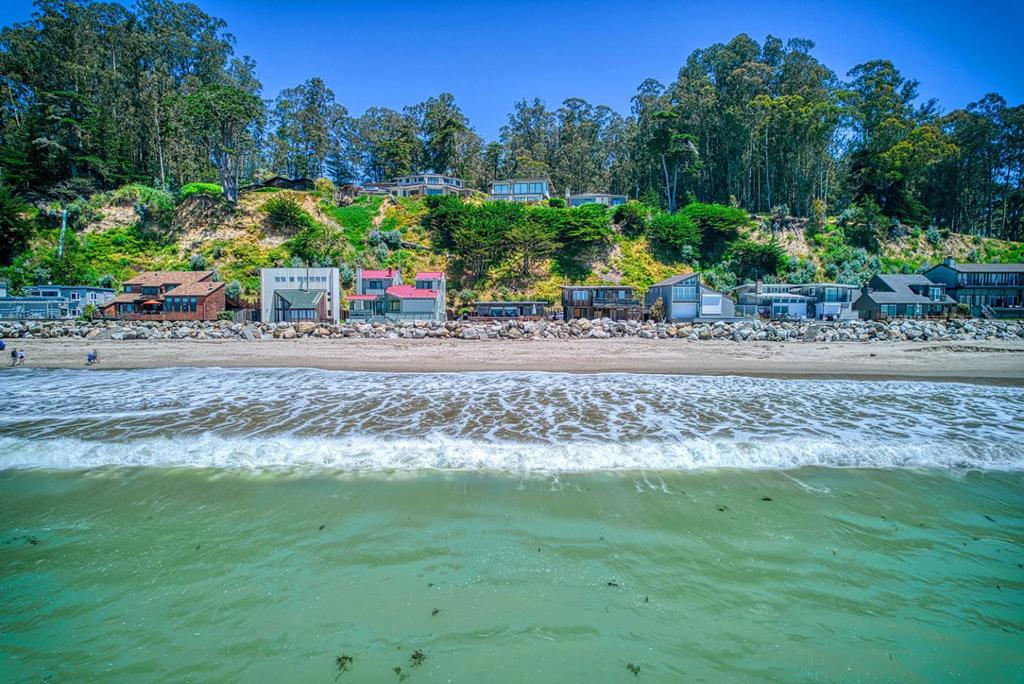 16 Potbelly Beach Road Property Photo 2