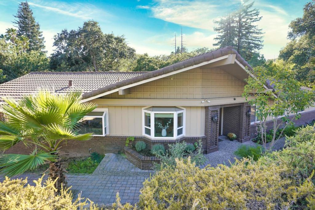 553 Golf Club Road Property Photo 2