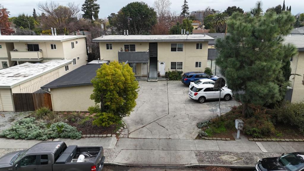 928 Ravenscourt Avenue Property Photo 2