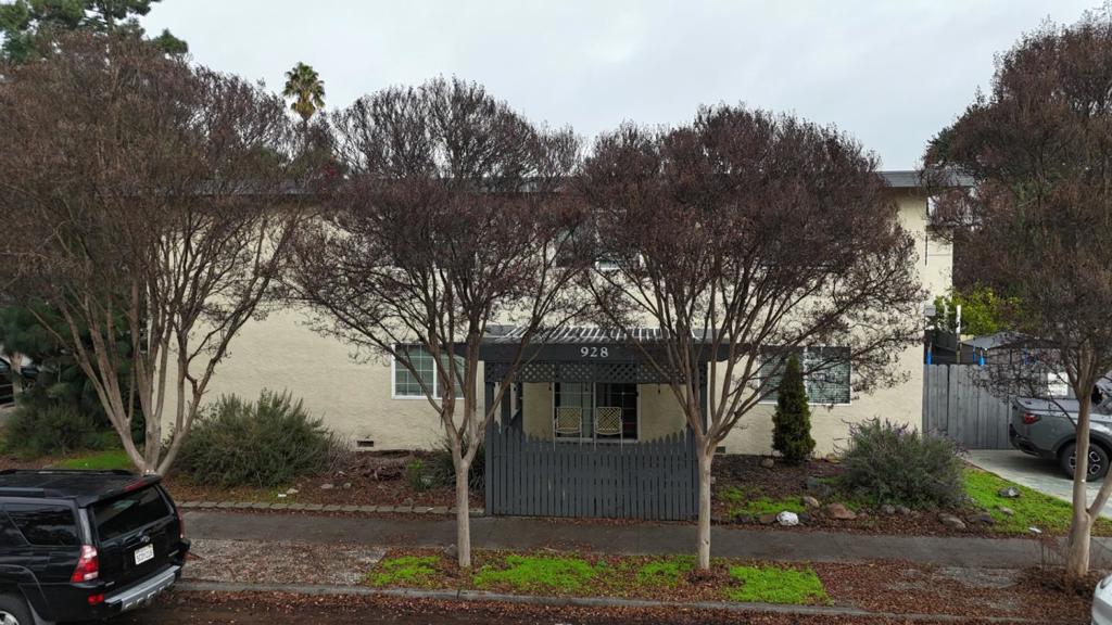 928 Ravenscourt Avenue Property Photo 4