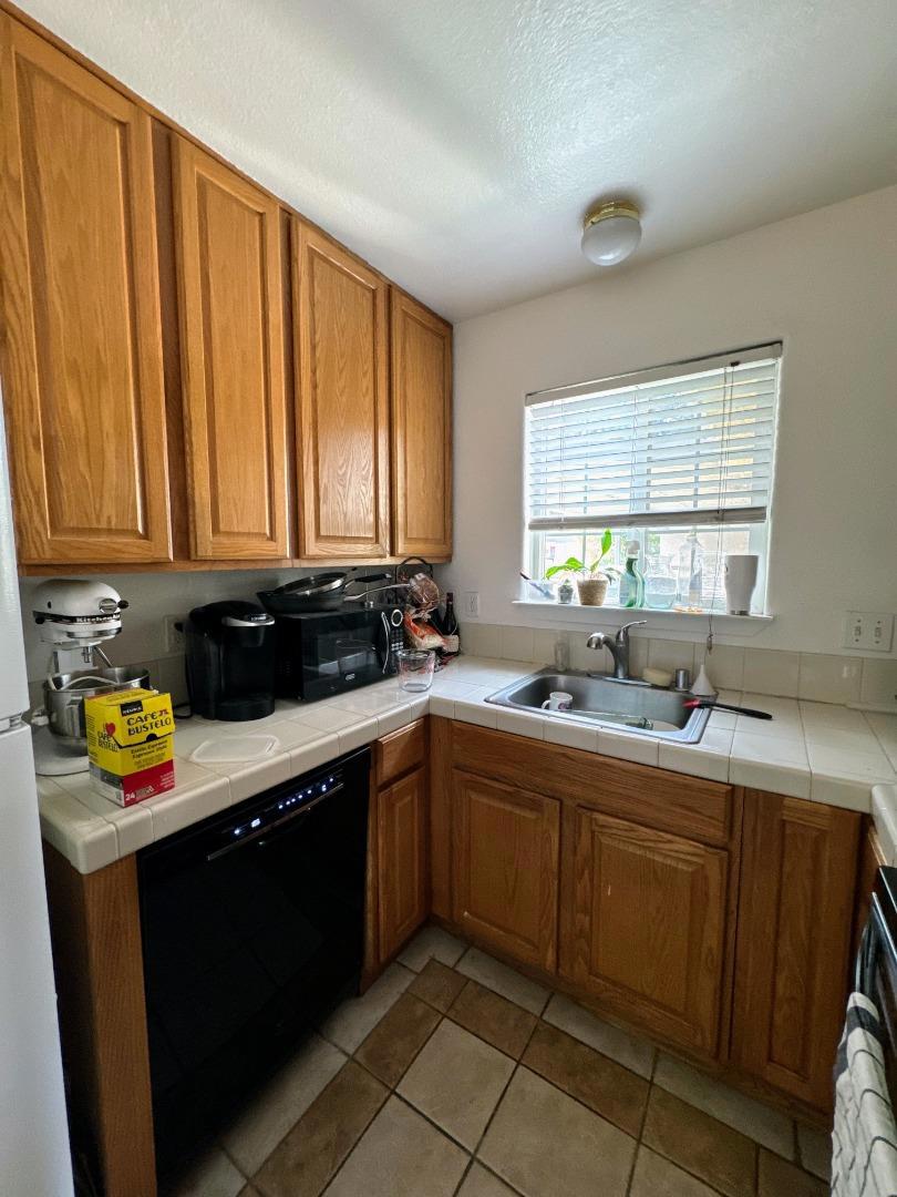 928 Ravenscourt Avenue Property Photo 8