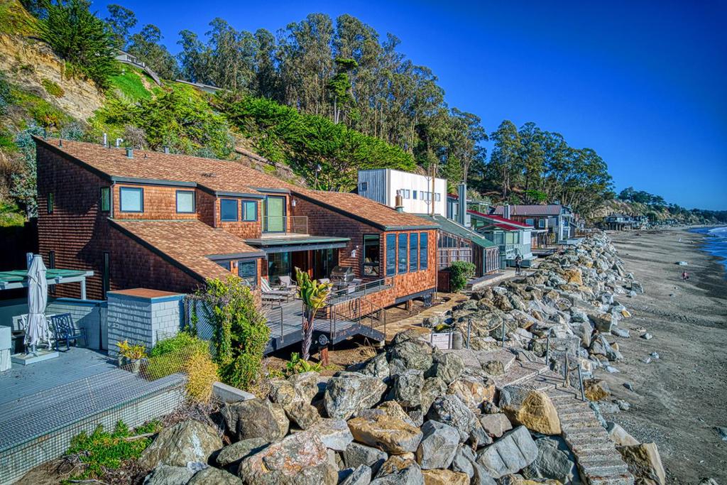 10 Potbelly Beach Road Property Photo 1