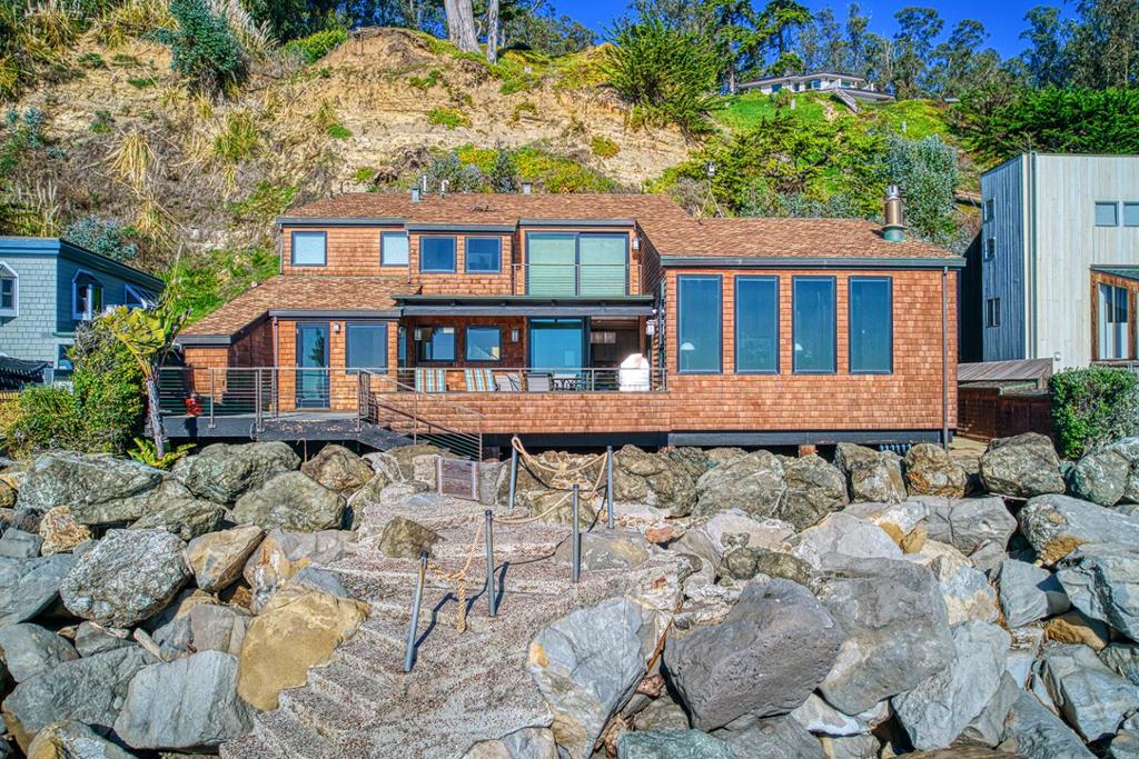 10 Potbelly Beach Road Property Photo 2
