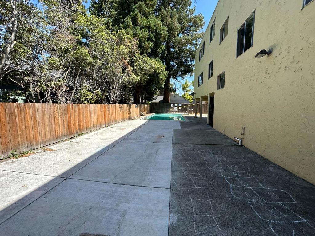 201 E Okeefe Street Property Photo 5