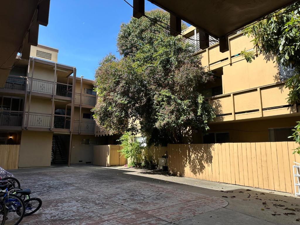 245 E Okeefe Street Property Photo 4