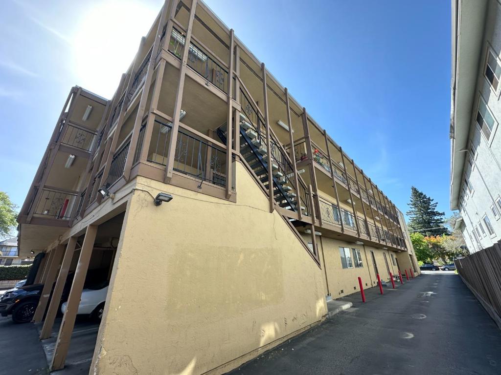 245 E Okeefe Street Property Photo 6