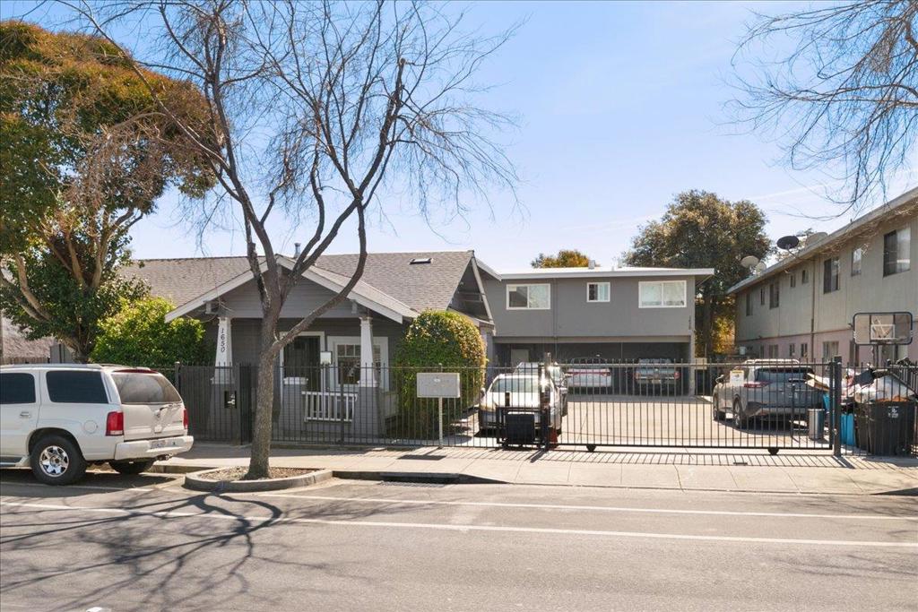 1650 Bay Property Photo 2
