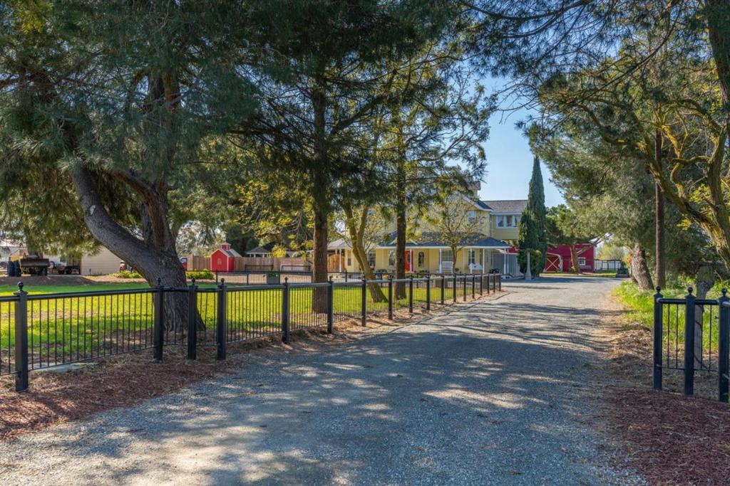 4100 Gateway Road Property Photo 3