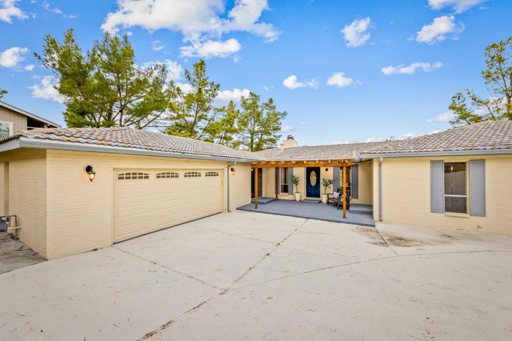 17474 Lakeview Drive Property Photo