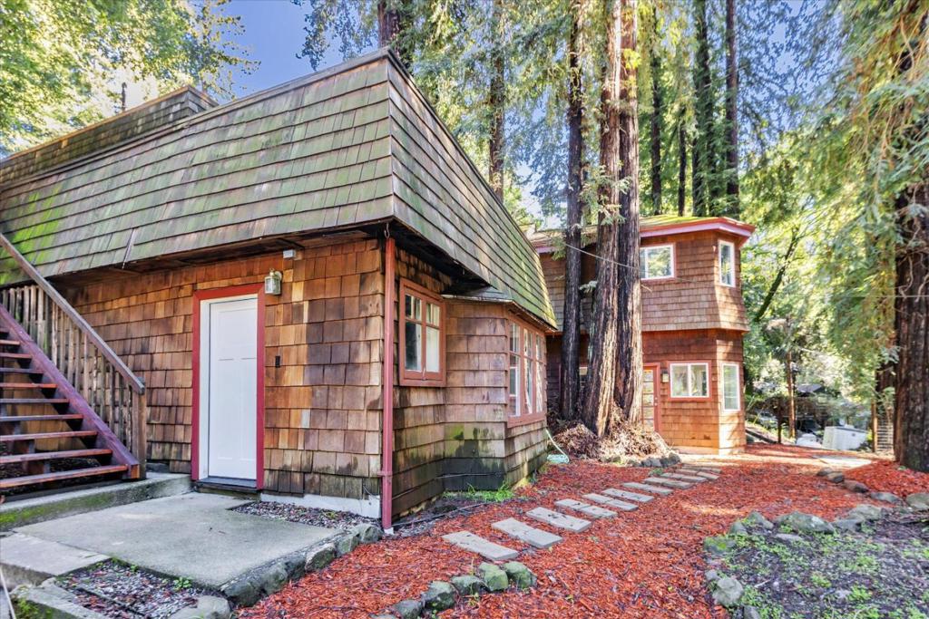 695 Creek Drive Property Photo 3