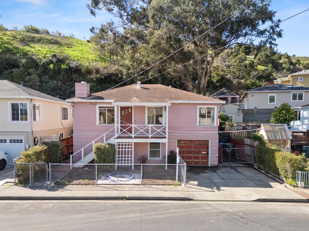 431 Larch Avenue Property Photo