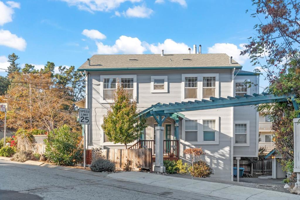655 Middle Road Property Photo