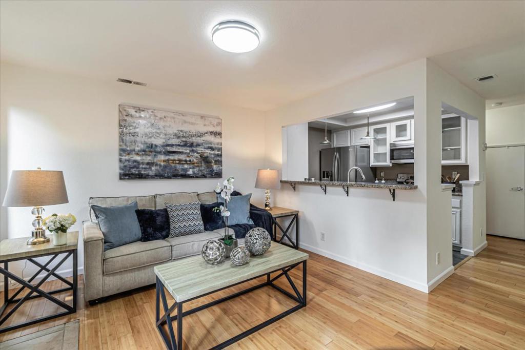 1921 Huxley Court Property Photo 2