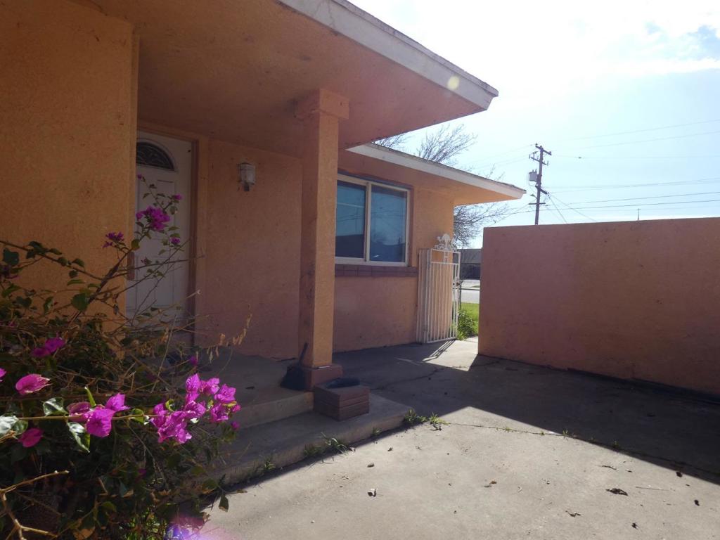 2674 Marguerite Street Property Photo 2
