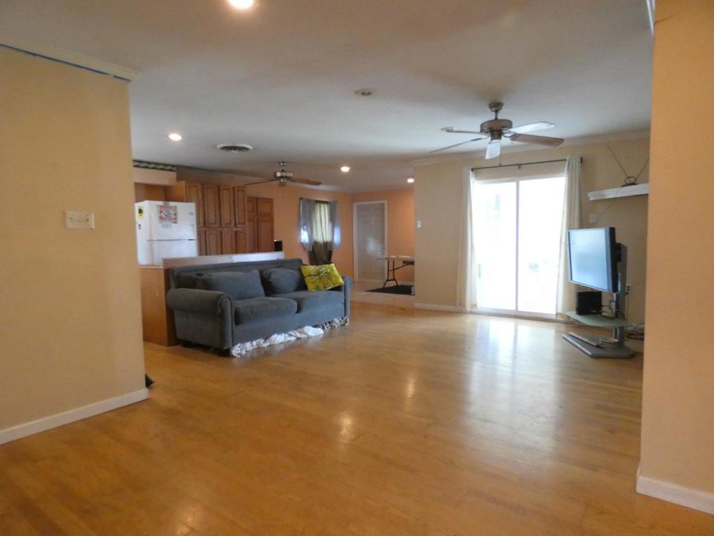 2674 Marguerite Street Property Photo 3