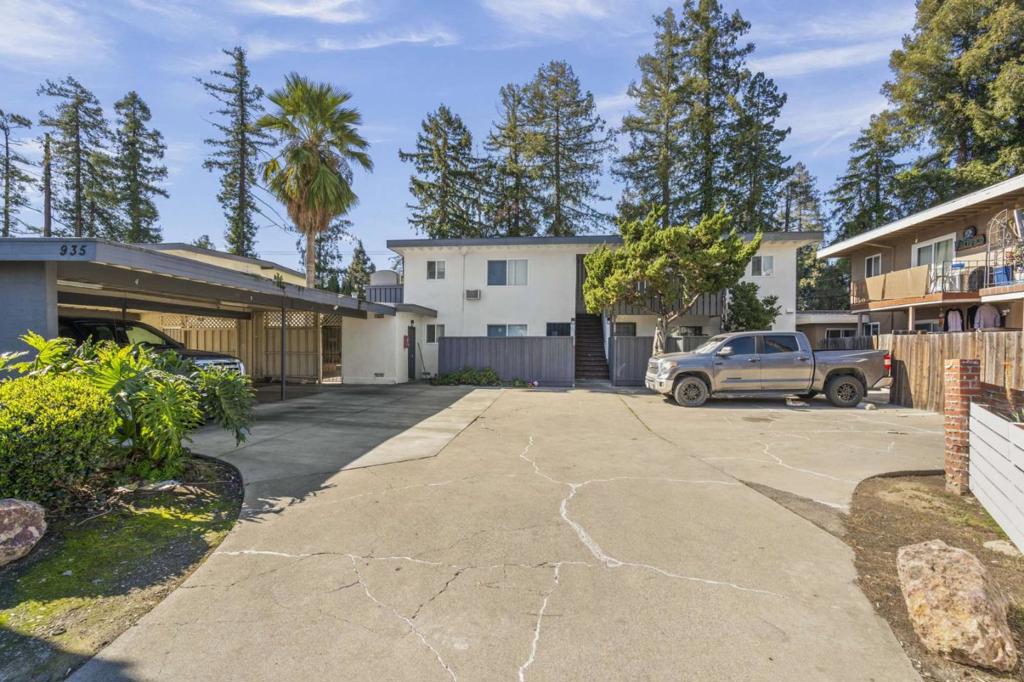 935 Ravenscourt Avenue Property Photo 1