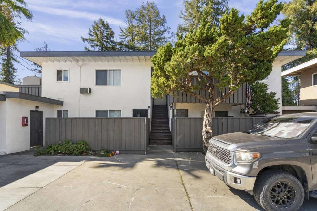 935 Ravenscourt Avenue Property Photo 2