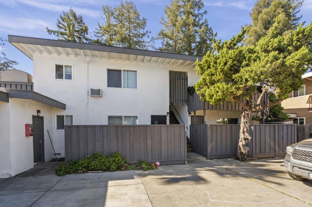 935 Ravenscourt Avenue Property Photo 3