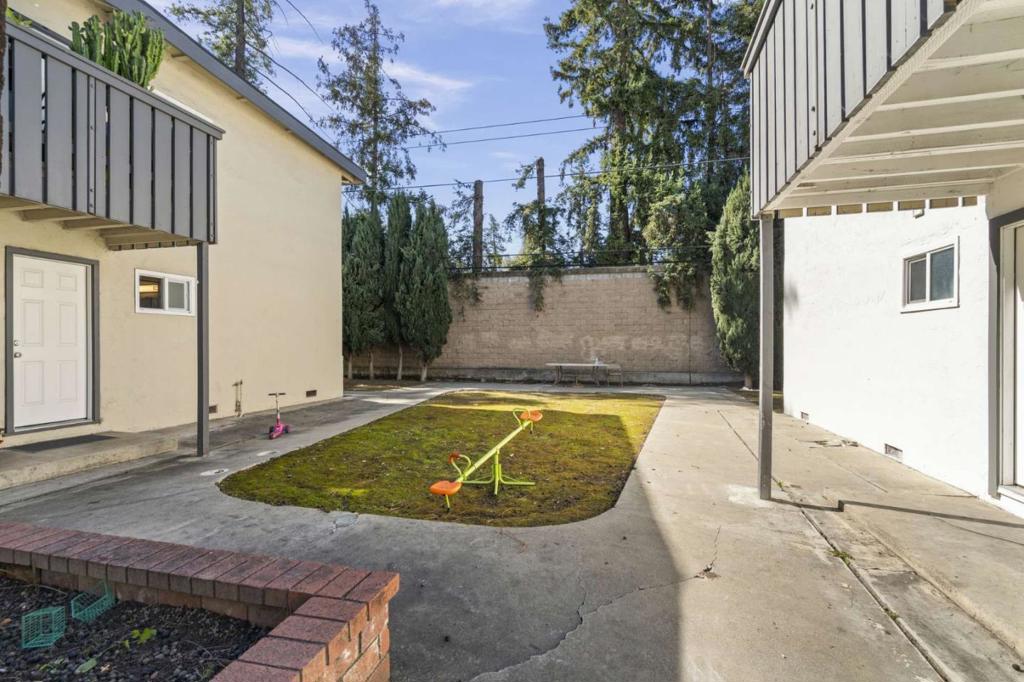 935 Ravenscourt Avenue Property Photo 6