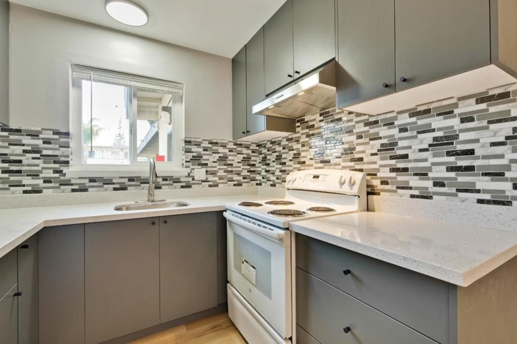 935 Ravenscourt Avenue Property Photo 9