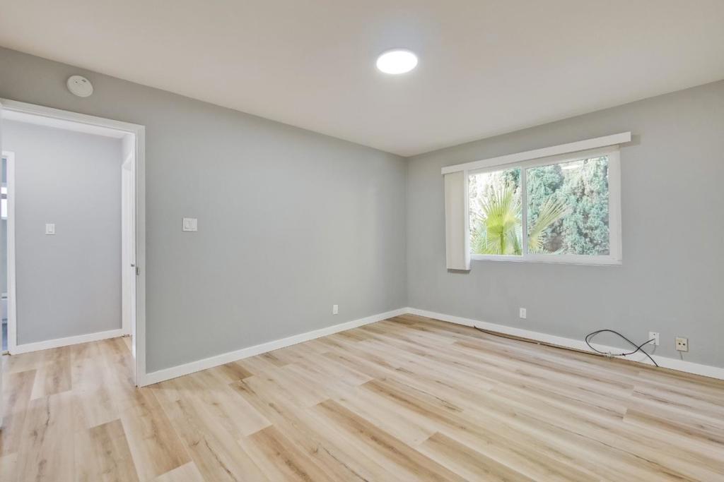 935 Ravenscourt Avenue Property Photo 11