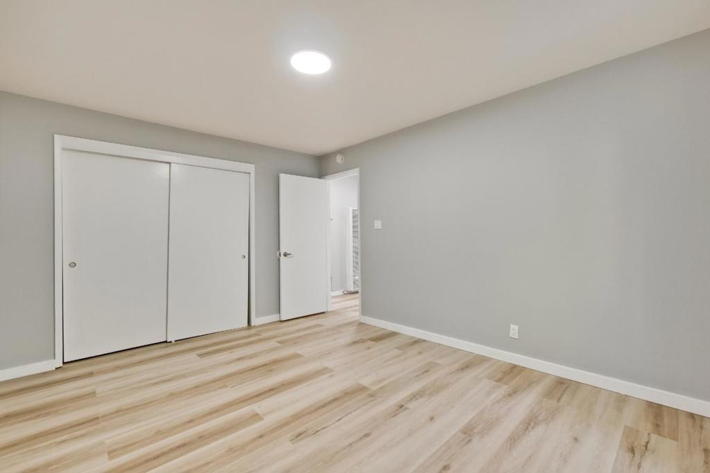 935 Ravenscourt Avenue Property Photo 12