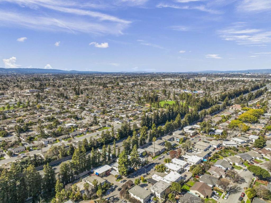 935 Ravenscourt Avenue Property Photo 18