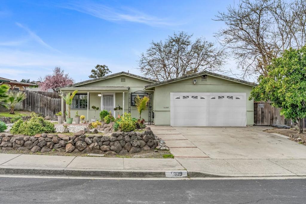 109 San Joaquin Court Property Photo
