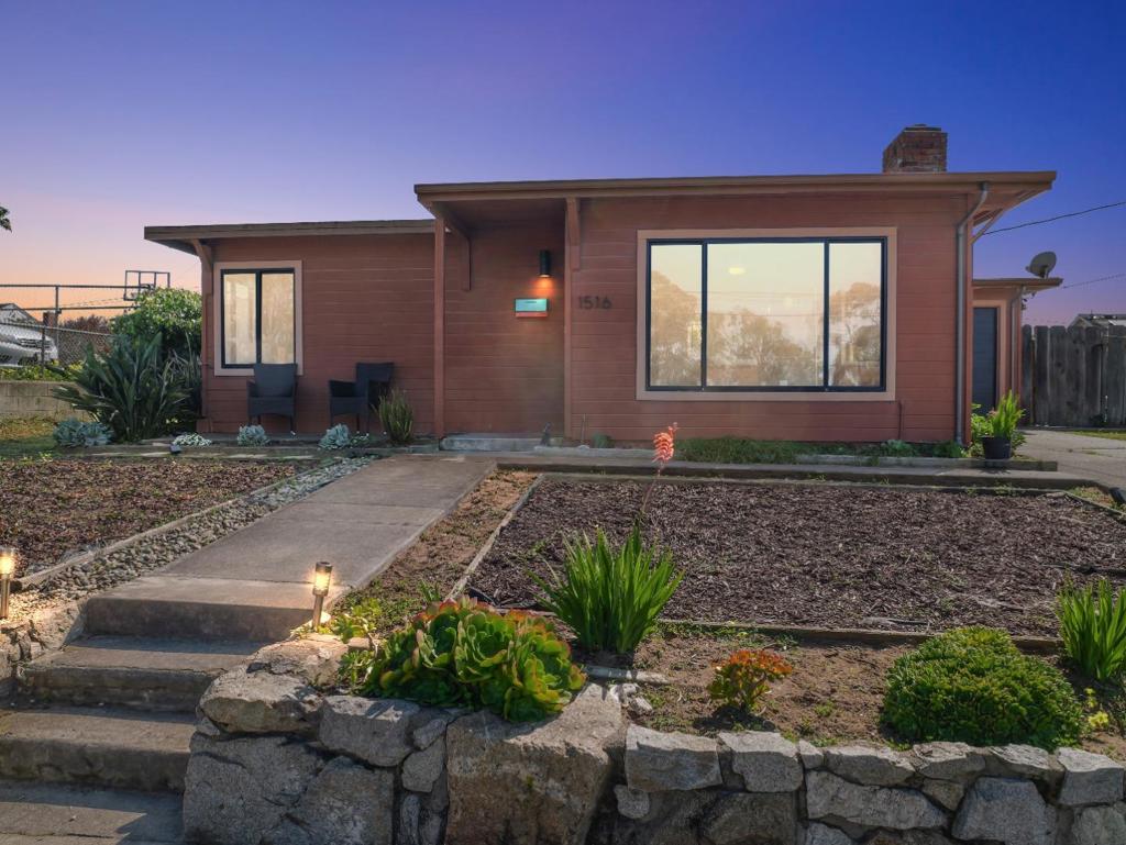 1516 Military Avenue Property Photo