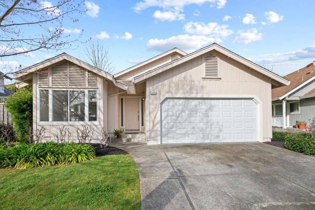 885 Oregon Street Property Photo