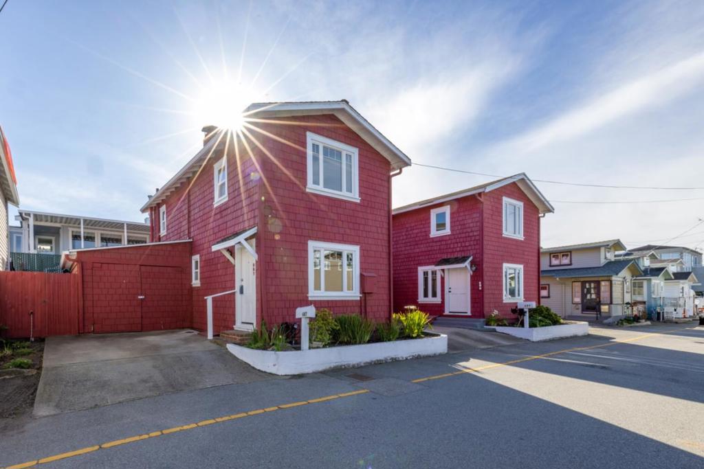 Mermaid Avenue Property Photo