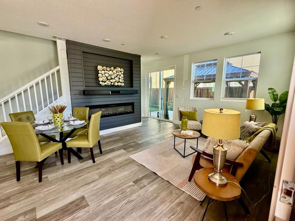 2049 Daimler Street Property Photo