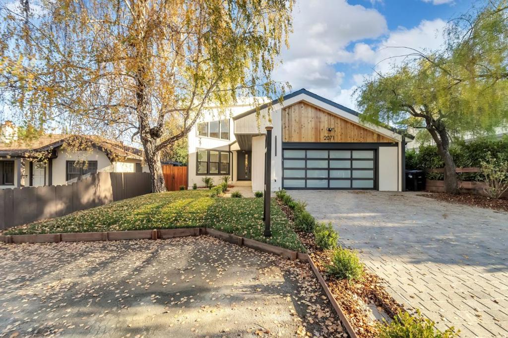 2071 Oakley Avenue Property Photo