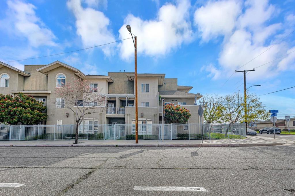 12032 S Broadway Property Photo