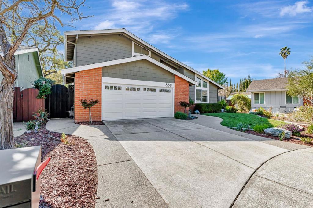 889 Fieldwood Court Property Photo